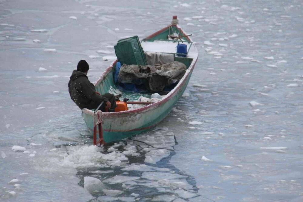 Kıyıları donan Beyşehir Gölü’nde balıkçıların zorlu ekmek mücadelesi sürüyor