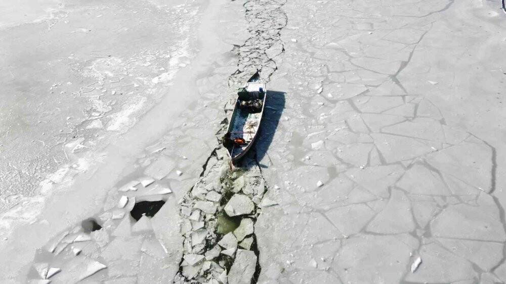 Kıyıları donan Beyşehir Gölü’nde balıkçıların zorlu ekmek mücadelesi sürüyor