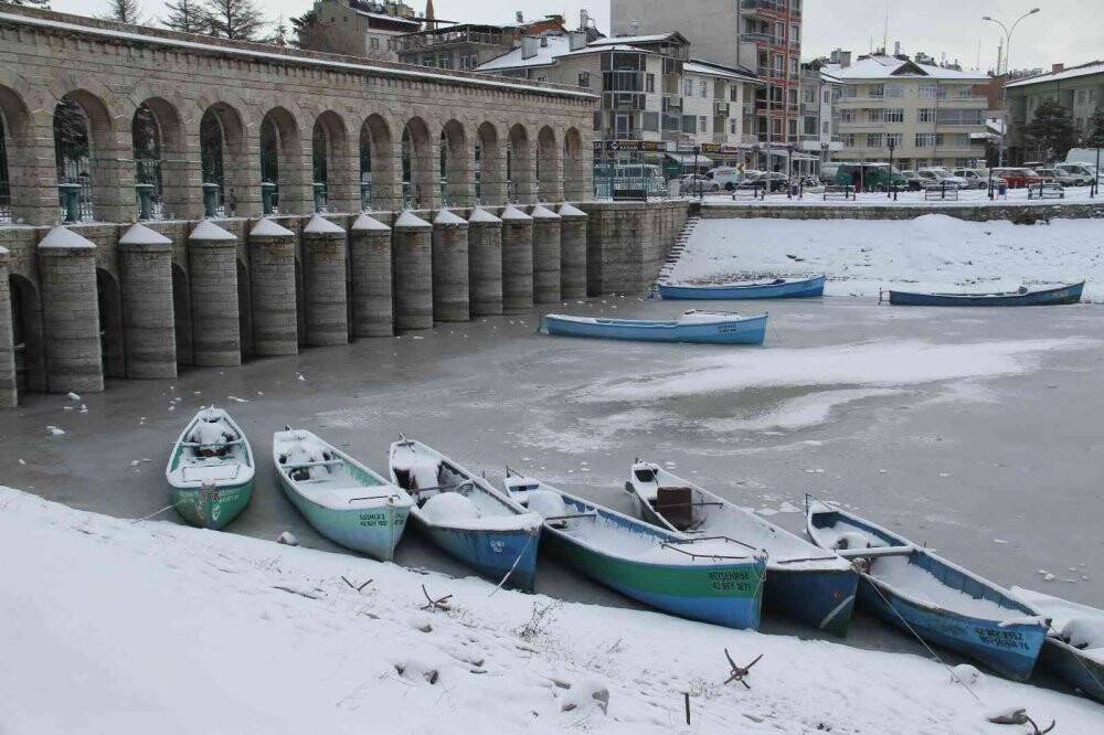 Kıyıları donan Beyşehir Gölü’nde balıkçıların zorlu ekmek mücadelesi sürüyor