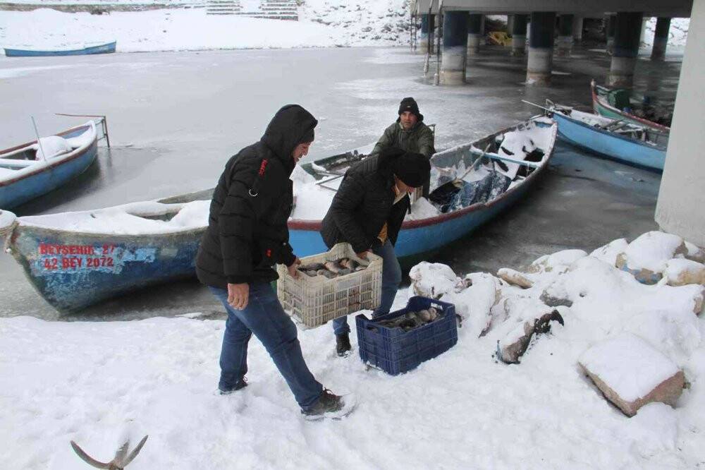 Kıyıları donan Beyşehir Gölü’nde balıkçıların zorlu ekmek mücadelesi sürüyor