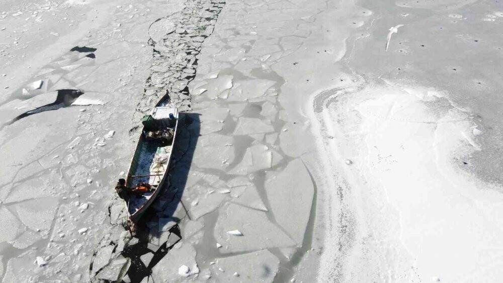 Kıyıları donan Beyşehir Gölü’nde balıkçıların zorlu ekmek mücadelesi sürüyor