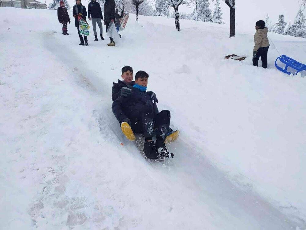 Kıyıları donan Beyşehir Gölü’nde balıkçıların zorlu ekmek mücadelesi sürüyor