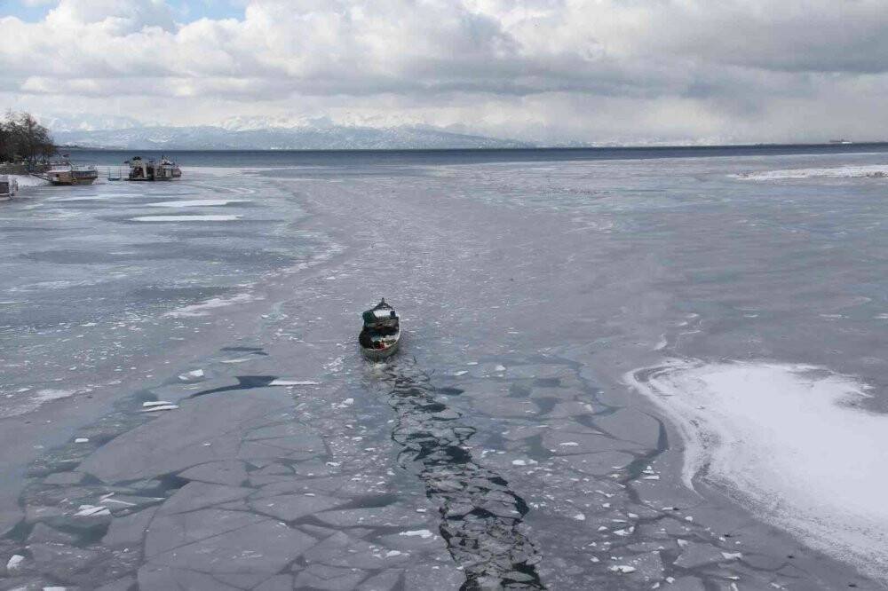 Kıyıları donan Beyşehir Gölü’nde balıkçıların zorlu ekmek mücadelesi sürüyor