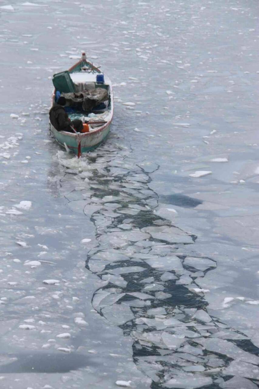 Kıyıları donan Beyşehir Gölü’nde balıkçıların zorlu ekmek mücadelesi sürüyor