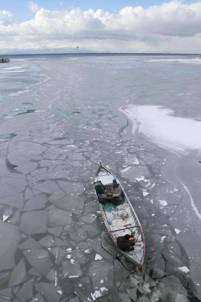 Kıyıları donan Beyşehir Gölü’nde balıkçıların zorlu ekmek mücadelesi sürüyor