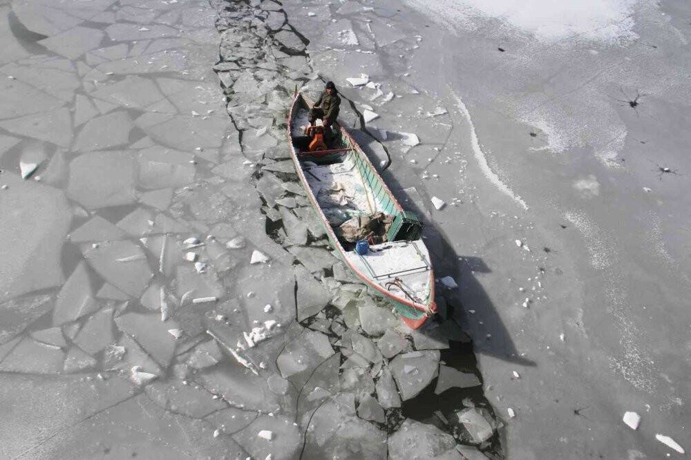 Kıyıları donan Beyşehir Gölü’nde balıkçıların zorlu ekmek mücadelesi sürüyor