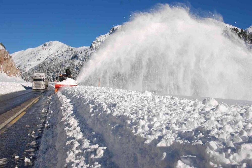 Konya-Antalya karayolunda kar kalınlığı 2 metreye yaklaştı