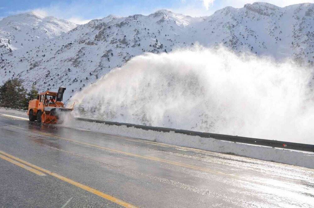 Konya-Antalya karayolunda kar kalınlığı 2 metreye yaklaştı