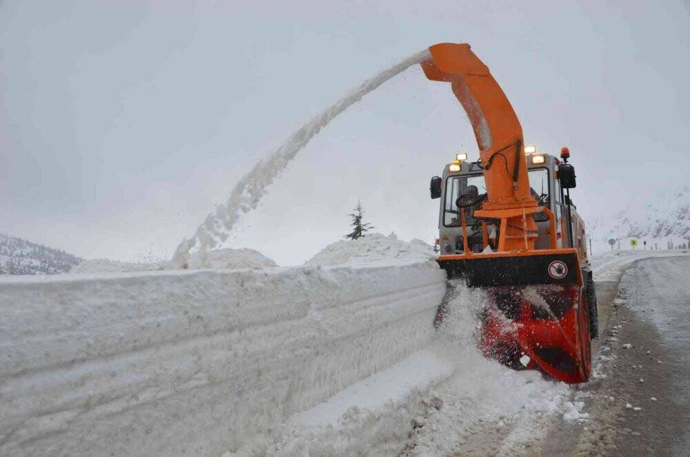 Konya-Antalya karayolunda kar kalınlığı 2 metreye yaklaştı