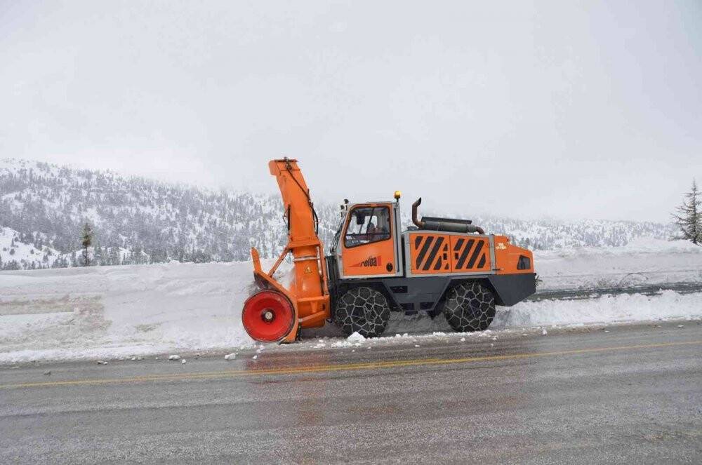 Konya-Antalya karayolunda kar kalınlığı 2 metreye yaklaştı