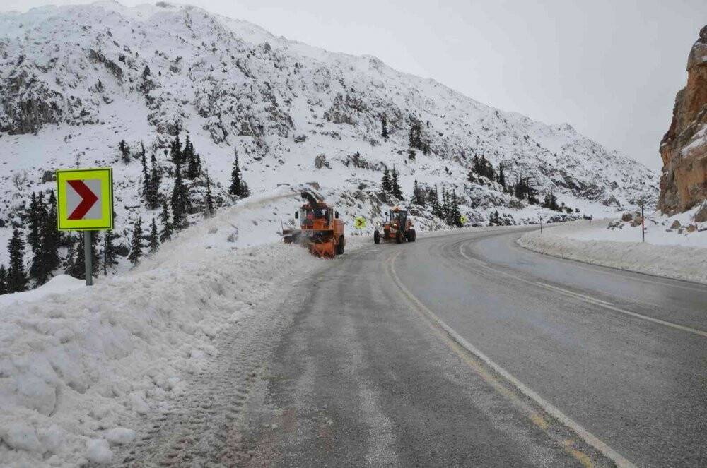 Konya-Antalya karayolunda kar kalınlığı 2 metreye yaklaştı