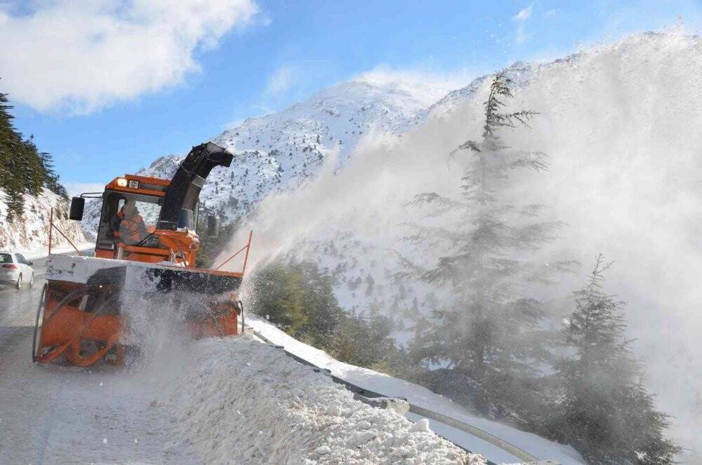 Konya-Antalya karayolunda kar kalınlığı 2 metreye yaklaştı