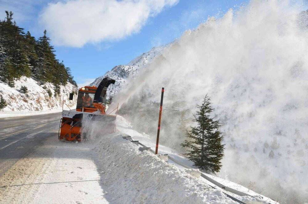 Konya-Antalya karayolunda kar kalınlığı 2 metreye yaklaştı