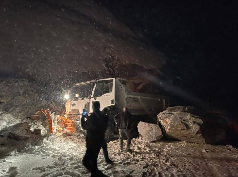 Şırnak’ta dev kayalar ilçe yolunu ulaşıma kapattı