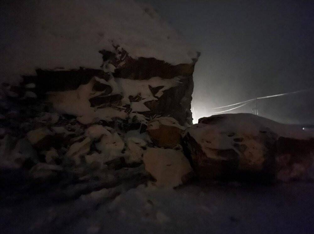 Şırnak’ta dev kayalar ilçe yolunu ulaşıma kapattı
