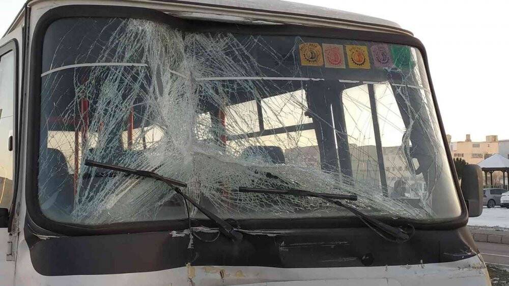 Tıra arkadan vuran işçi servisindeki 4 kişi yaralandı