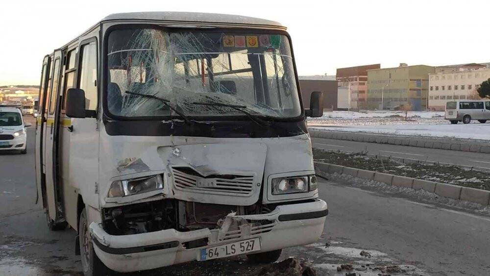 Tıra arkadan vuran işçi servisindeki 4 kişi yaralandı