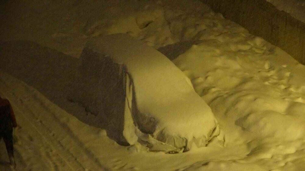 Yüksekova’da araçlar kara gömüldü