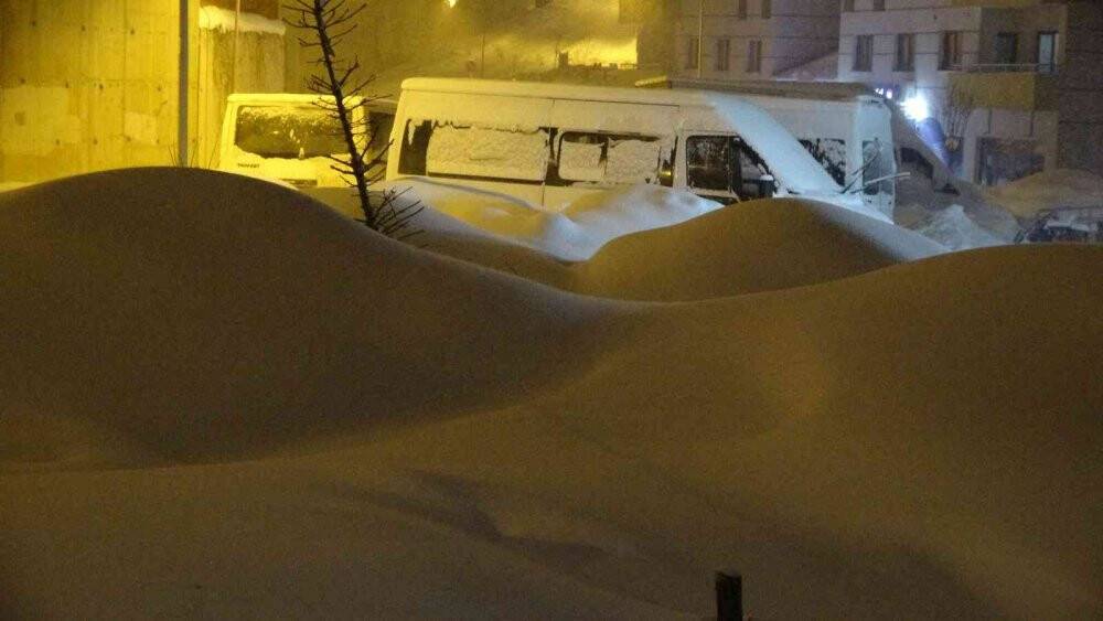 Yüksekova’da araçlar kara gömüldü