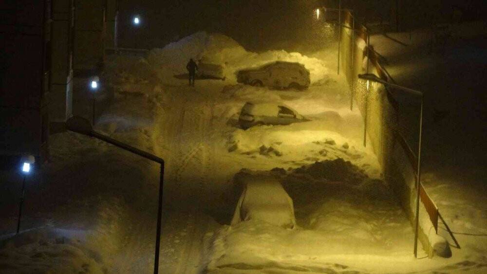 Yüksekova’da araçlar kara gömüldü