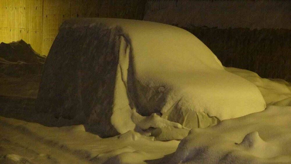 Yüksekova’da araçlar kara gömüldü