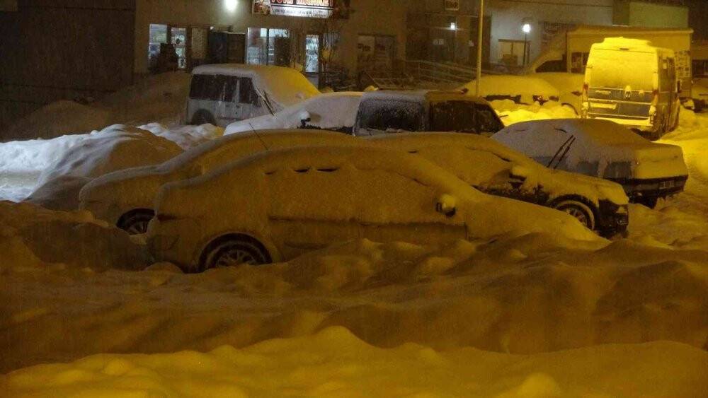 Yüksekova’da araçlar kara gömüldü
