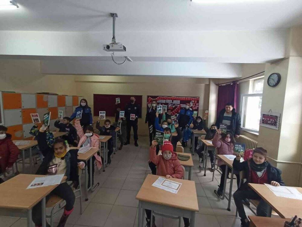 Afetzede öğrencilere okuma kitabı hediye edildi