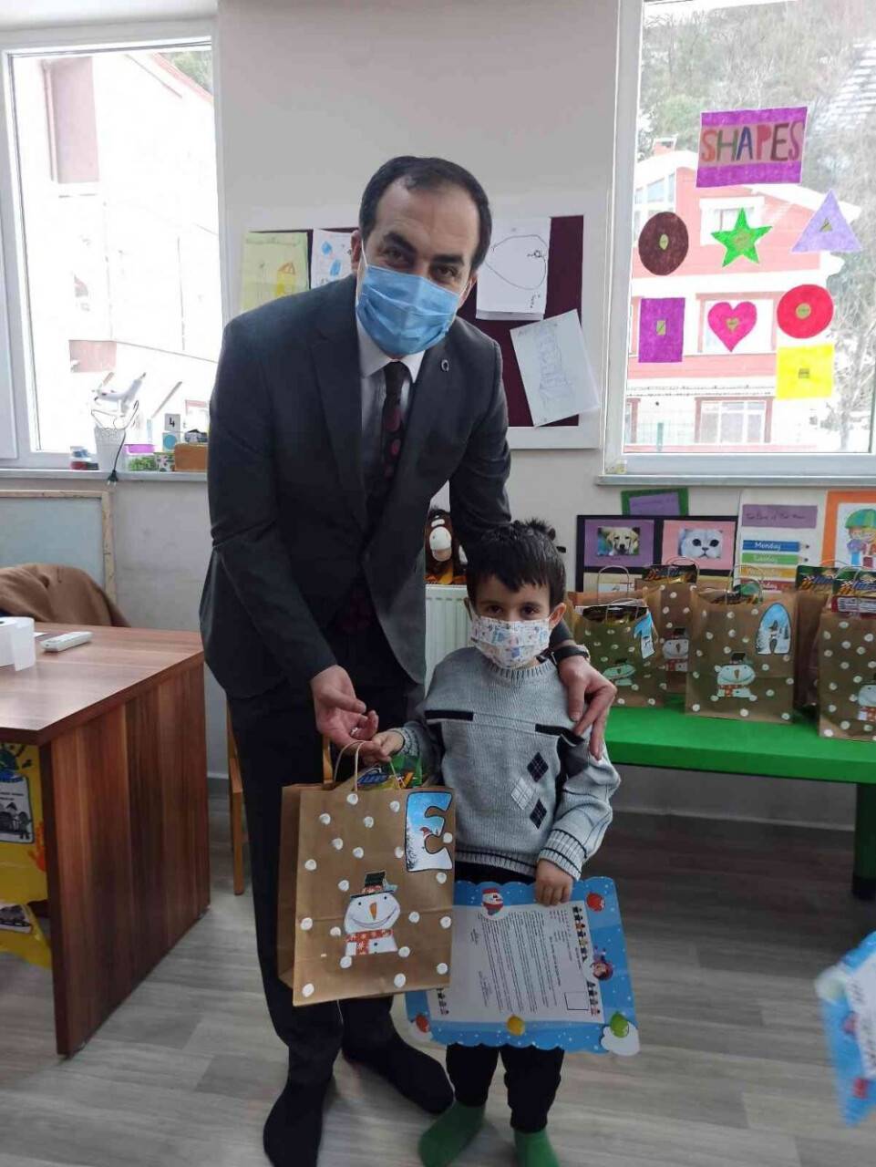 Afetzede öğrencilere okuma kitabı hediye edildi