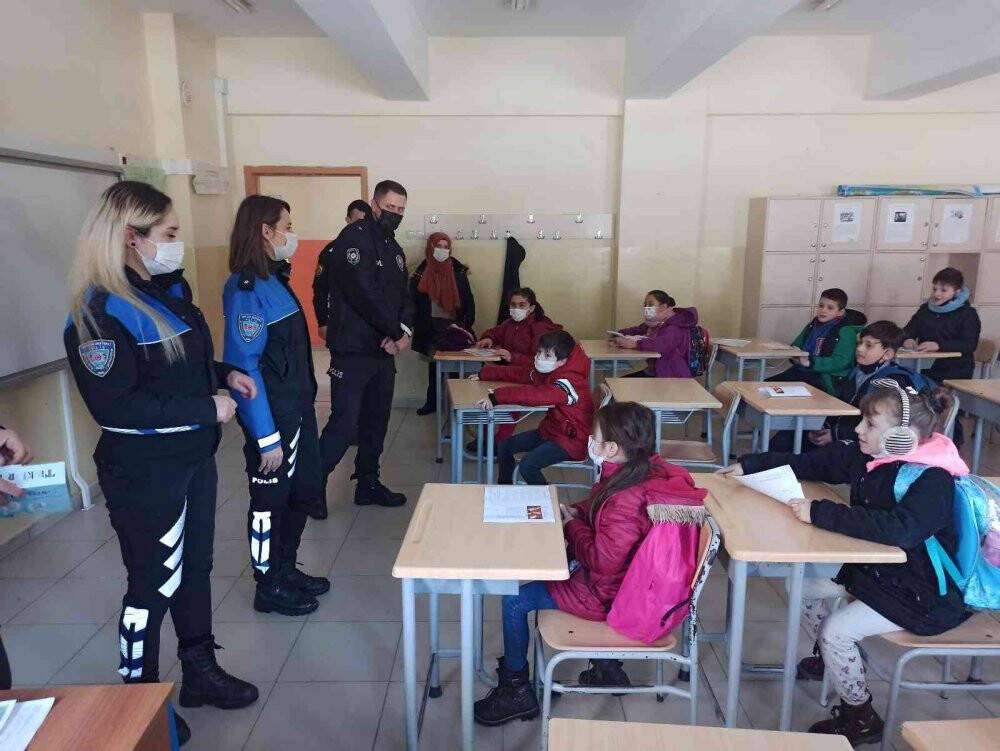 Afetzede öğrencilere okuma kitabı hediye edildi