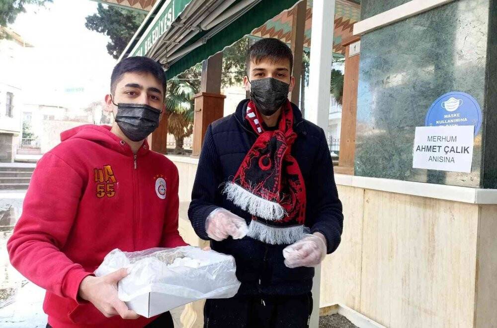 Ahmet Çalık için lokum ve çikolata dağıtıldı