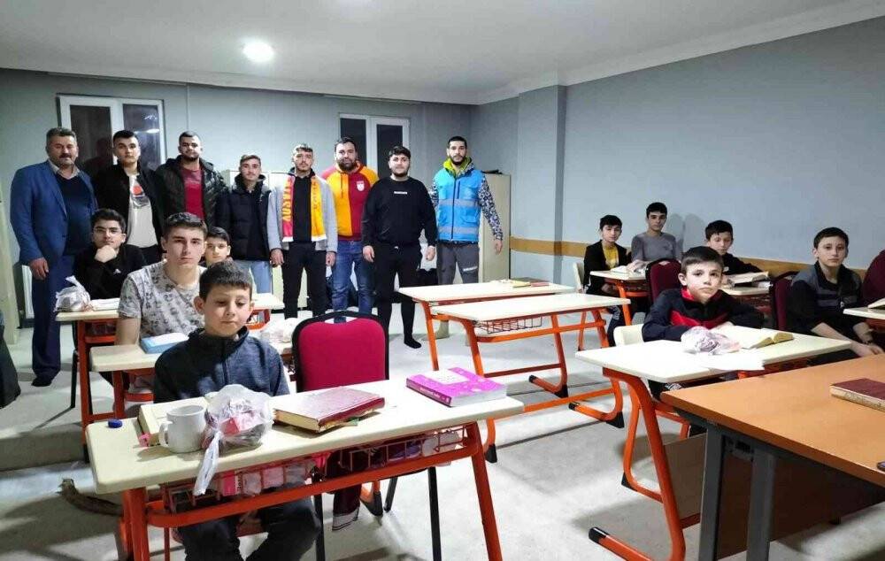 Ahmet Çalık için lokum ve çikolata dağıtıldı