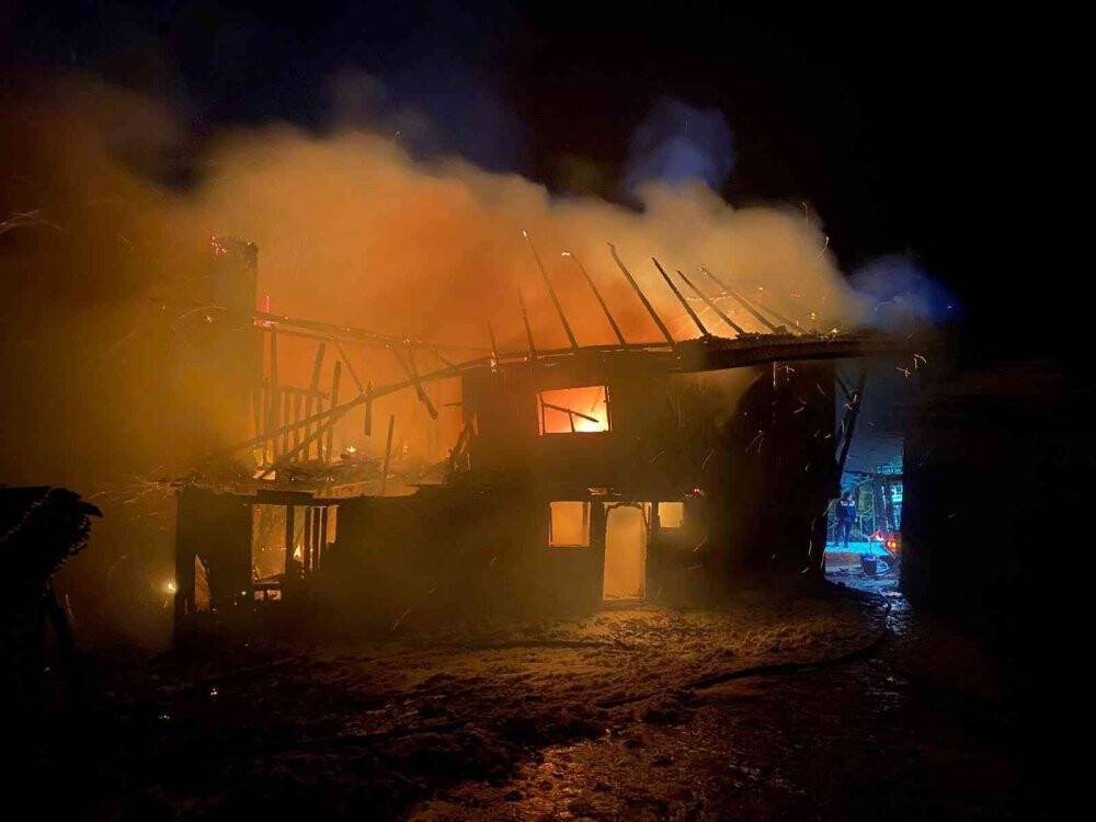 Alev topuna dönen evi kartopu ile söndürmeye çalıştılar
