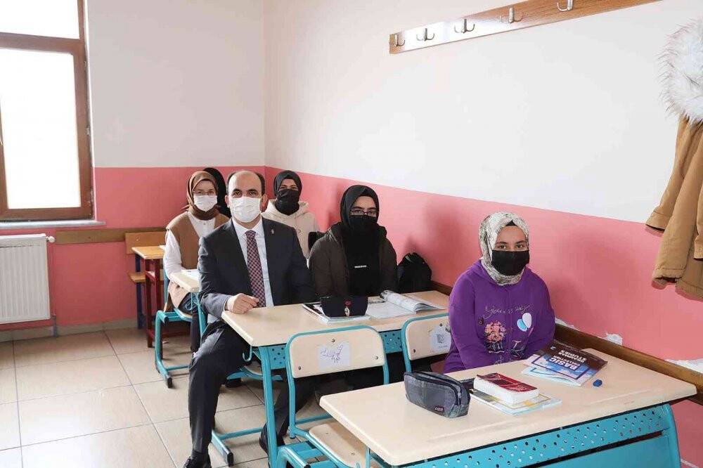 Başkan Altay karne alan öğrencileri tebrik etti