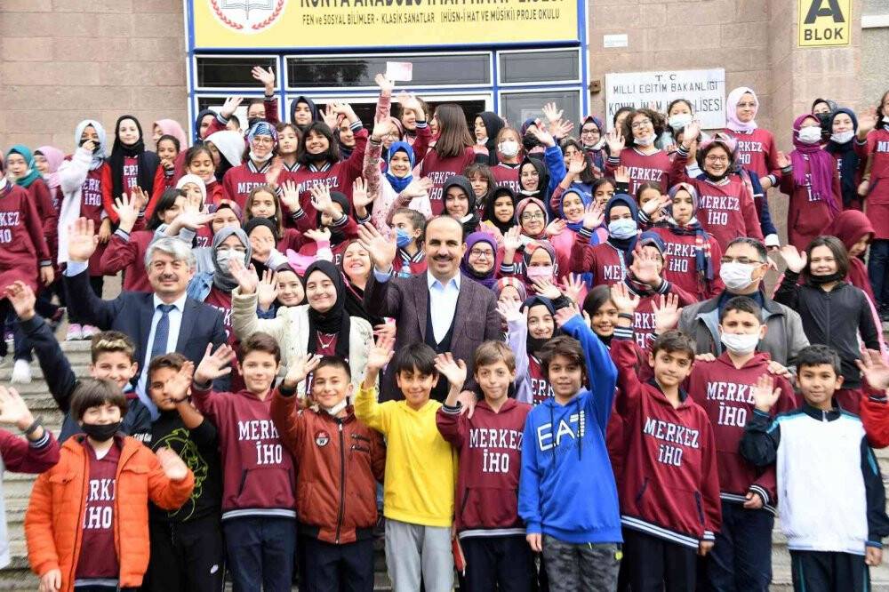 Başkan Altay karne alan öğrencileri tebrik etti