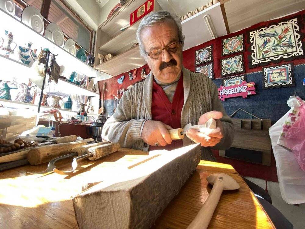 Konya’nın yaşayan tek tahta kaşık ustası kaşıkçılığı yaşatmaya çalışıyor