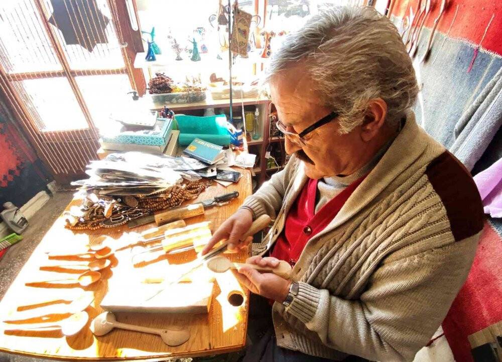 Konya’nın yaşayan tek tahta kaşık ustası kaşıkçılığı yaşatmaya çalışıyor