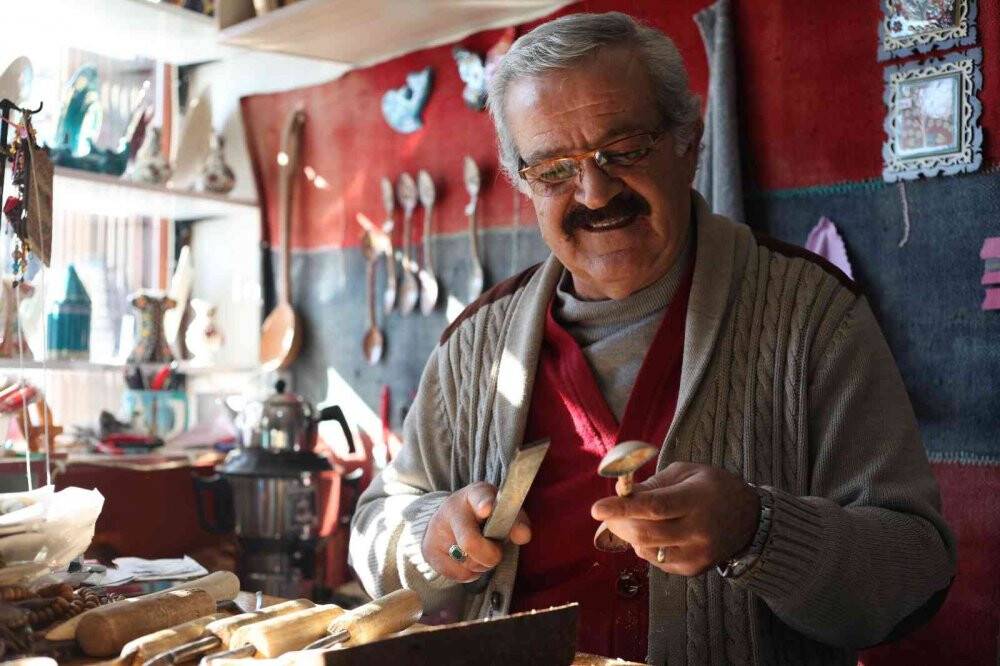 Konya’nın yaşayan tek tahta kaşık ustası kaşıkçılığı yaşatmaya çalışıyor