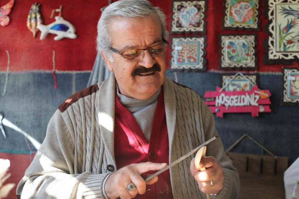 Konya’nın yaşayan tek tahta kaşık ustası kaşıkçılığı yaşatmaya çalışıyor