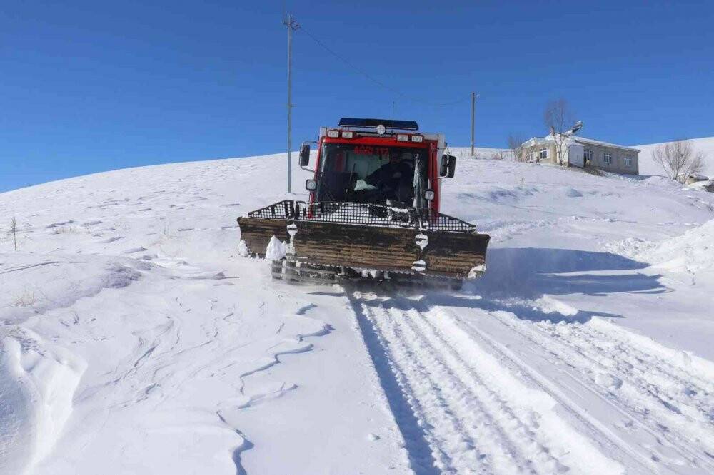 Sağlık ekipleri yolu ulaşıma kapanan köydeki çocuk için seferber oldu