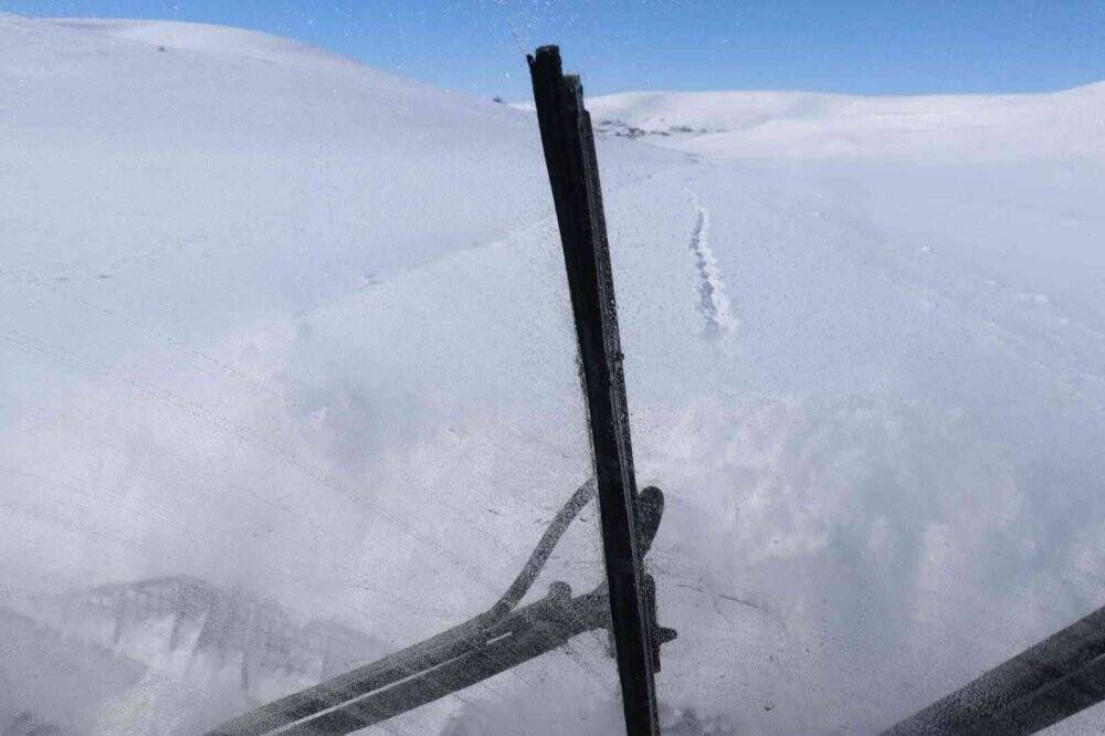 Sağlık ekipleri yolu ulaşıma kapanan köydeki çocuk için seferber oldu