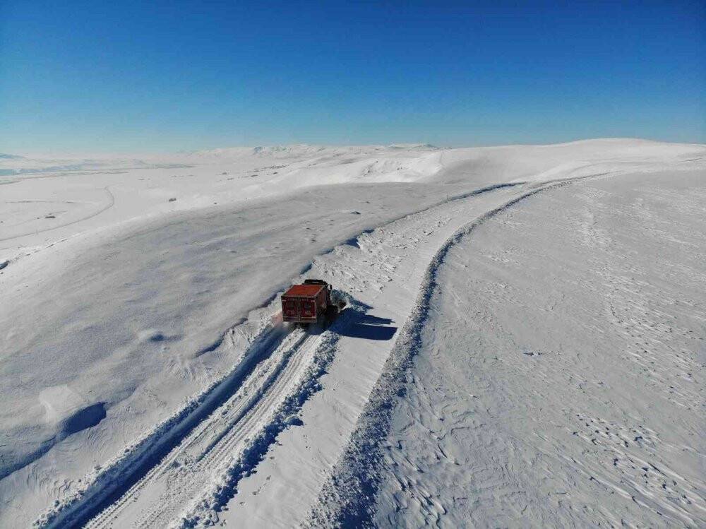 Sağlık ekipleri yolu ulaşıma kapanan köydeki çocuk için seferber oldu