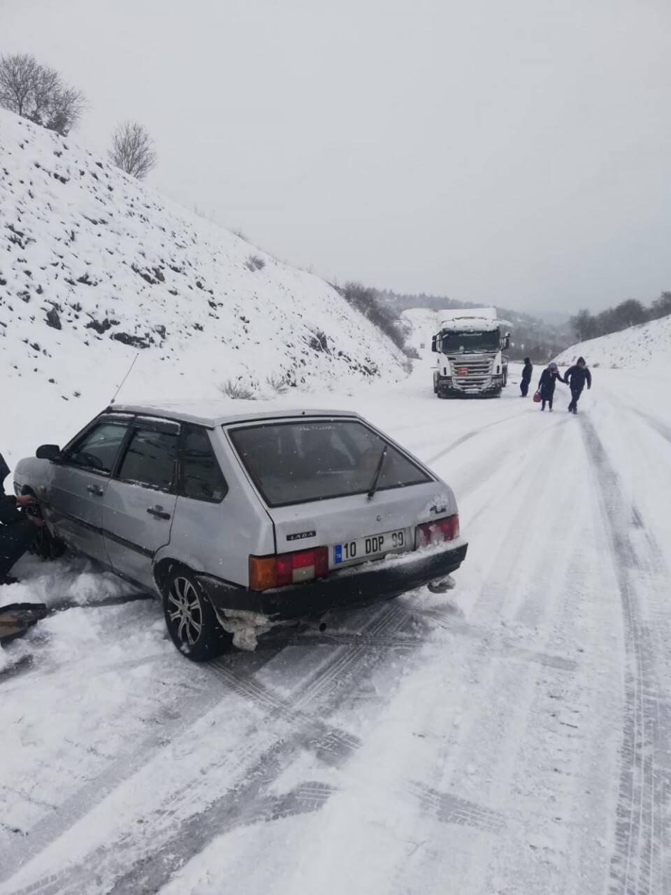 AFAD yolda kalan vatandaşların yardımına koştu