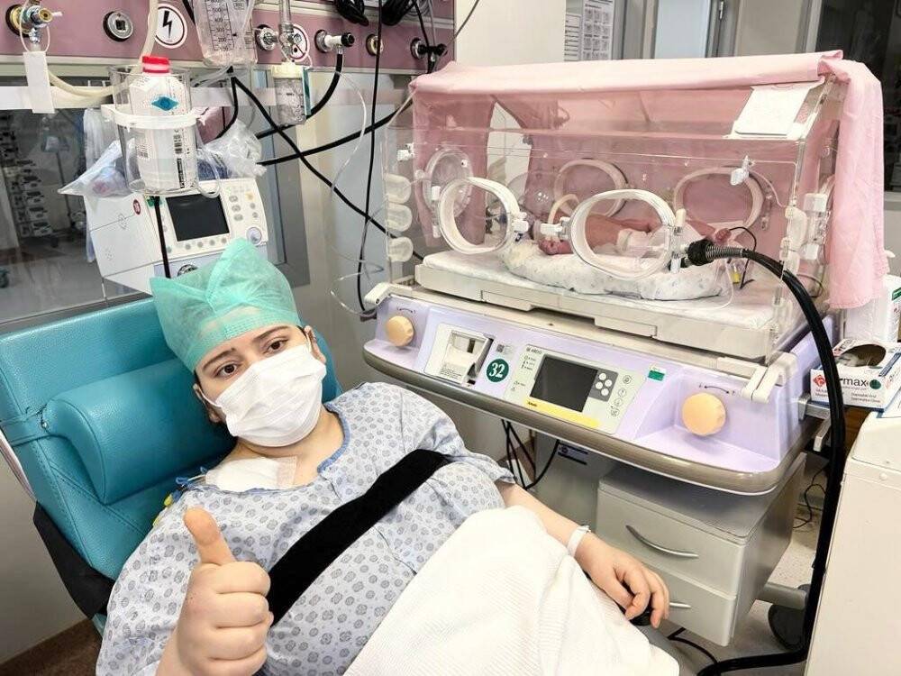 Ambulans helikopterle kurtarılan anne ve bebeği hayata tutundu