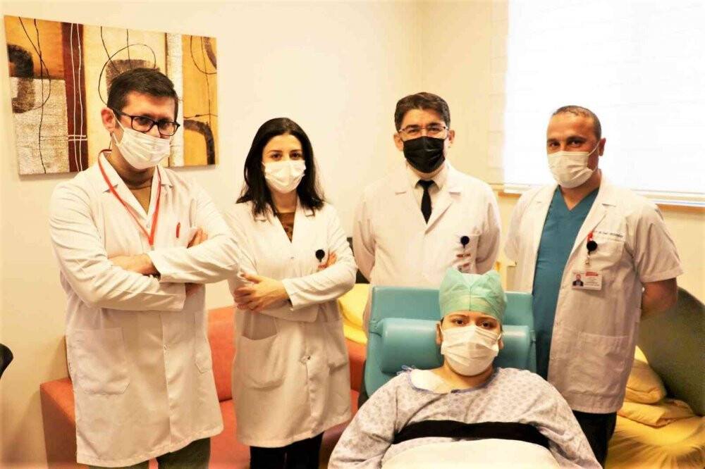 Ambulans helikopterle kurtarılan anne ve bebeği hayata tutundu