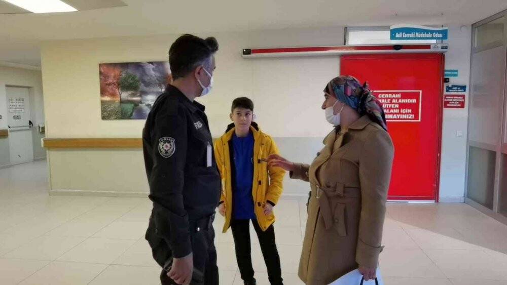 Başıboş köpek kartopu oynayan gence saldırdı