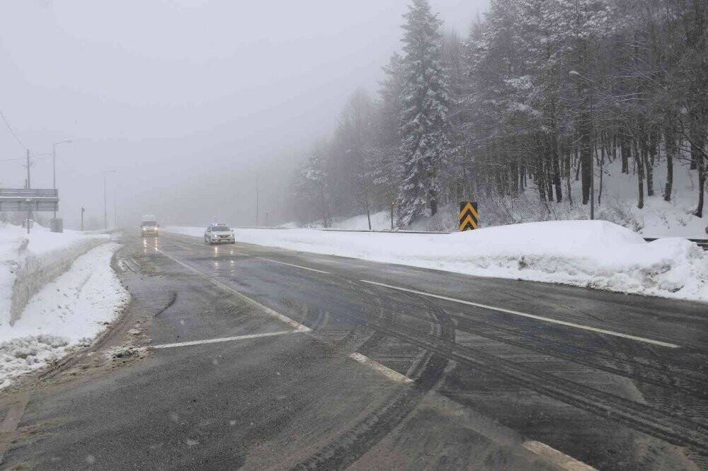 Bolu Dağı’nda kar ve sis etkili oluyor