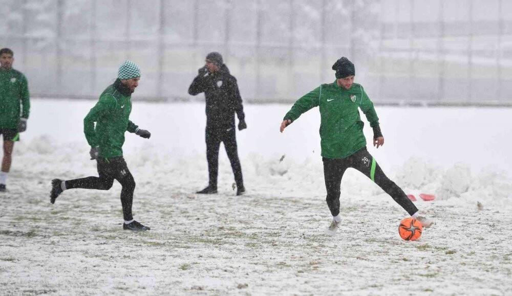 Bursaspor yoğun kar yağışı altında Eyüpspor maçı hazırlıklarını tamamladı