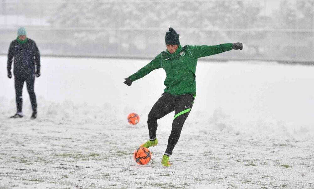 Bursaspor yoğun kar yağışı altında Eyüpspor maçı hazırlıklarını tamamladı