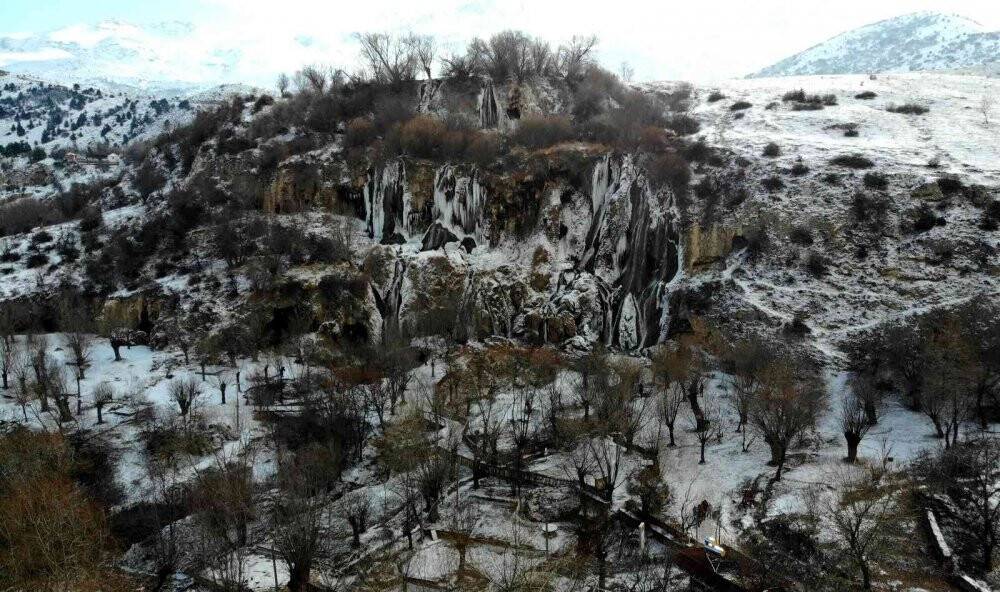 Buz tutan Girlevik Şelalesi’nde 2 metrelik buz sarkıtları oluştu