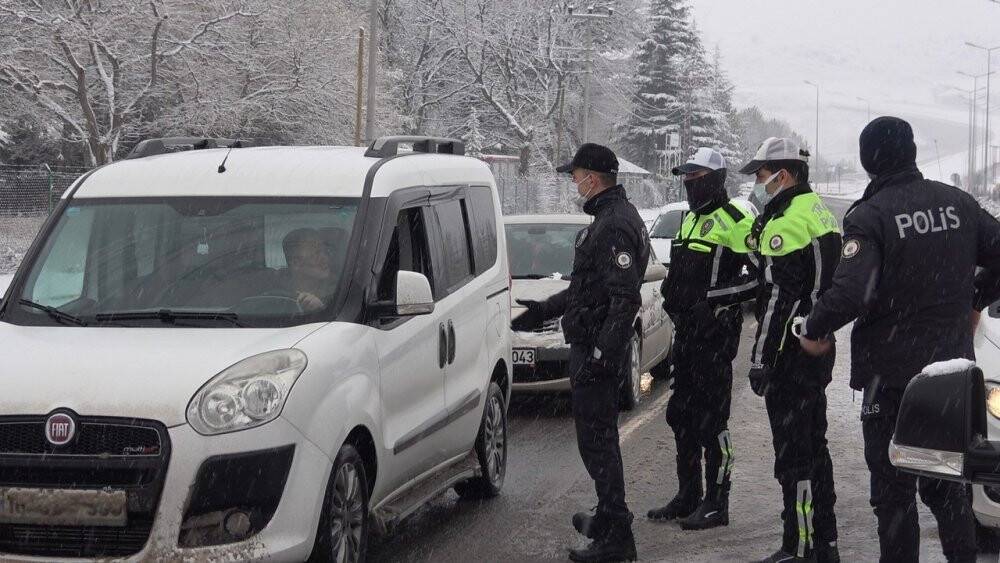 D765 karayolu yoğun kar yağışı nedeniyle trafiğe kapatıldı